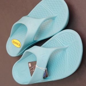 NWT Recovery Telic thong flip flop - turquoise in color. Made in the USA